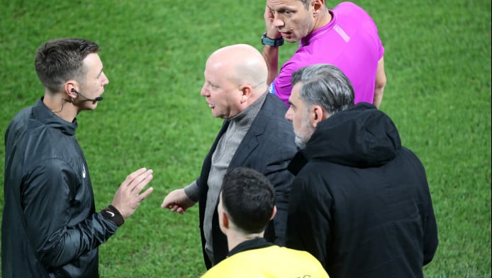 Ακυρώθηκαν δύο γκολ της ΑΕΚ - Έξαλλος Νίκολιτς, όρμησε στον διαιτητή (Vid)