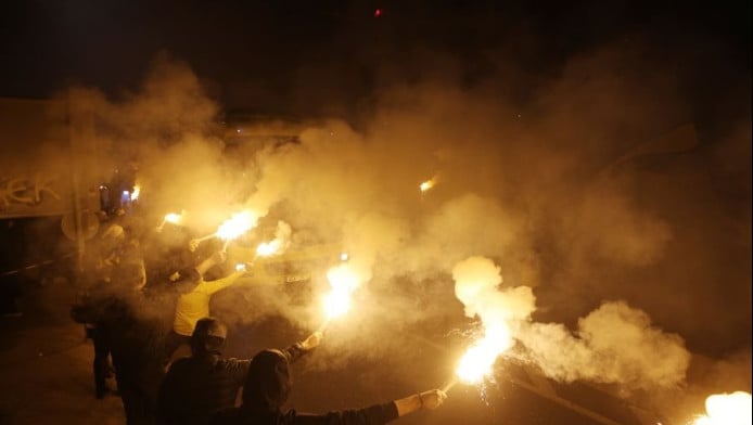 Έγινε η νύχτα μέρα στη Φιλαδέλφεια! "Κολασμένη" υποδοχή στην ΑΕΚ (ΒΙΝΤΕΟ)