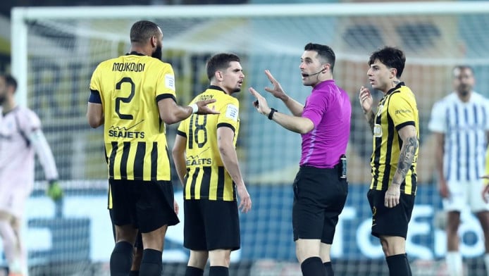 Γκολ ο Γιόβιτς, αλλά είδε επιθετικό φάουλ Ζοάο Μάριο ο Ζαμπαλάς (ΒΙΝΤΕΟ)