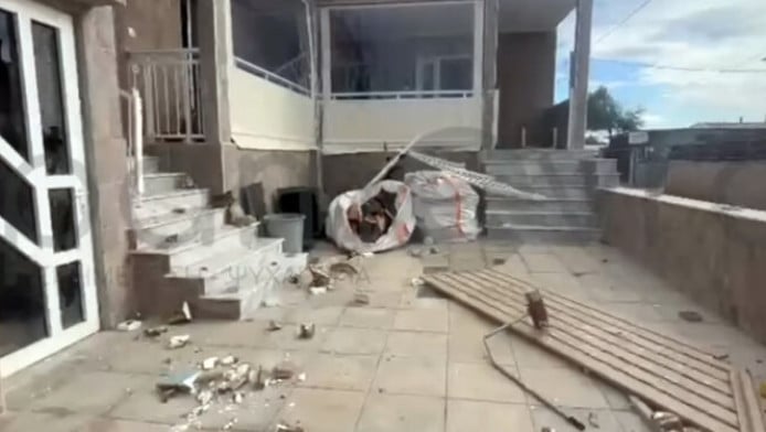 Στο νοσοκομείο από ξυλοδαρμό ο παππούς του 3χρονου που πέθανε από ασιτία