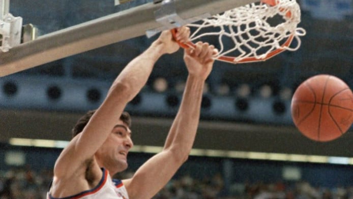 Όταν το ασανσέρ έσωσε τη ζωή του Ρόνι Σεϊκέλι…