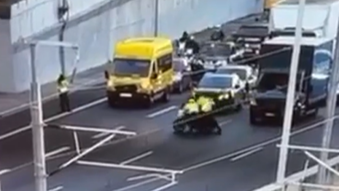 Μοτοσικλετιστής παρέσυρε τροχονόμο στην Αττική Οδό - Δείτε το βίντεο