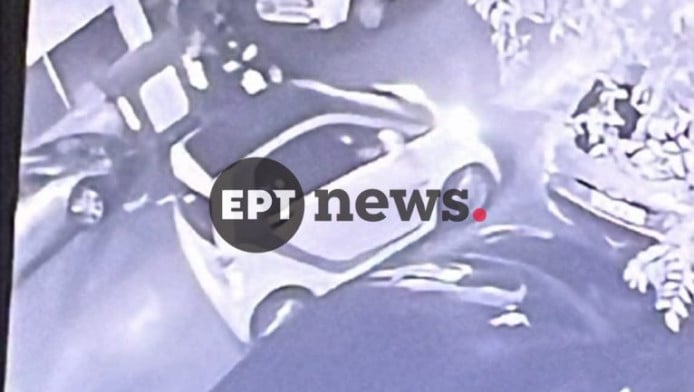 Καλλιθέα: Η στιγμή που αυτοκίνητο χτυπά 17χρονο και τον εγκαταλείπει (Vid)