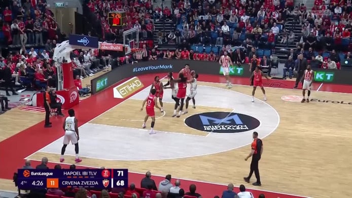 Απίθανο καλάθι του Μπάτλερ με Χάποελ - Χόρεψε στον αέρα (ΒΙΝΤΕΟ)