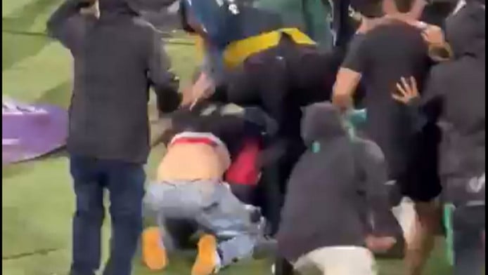 Χάος σε τελικό Κυπέλλου! Απίστευτο ξύλο με την αστυνομία να.. κοιτάζει (vd)