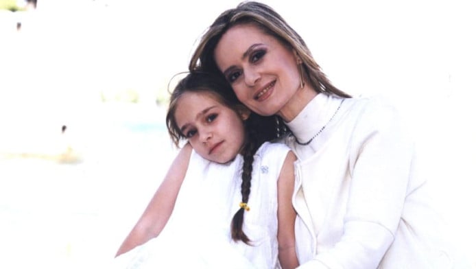 29 ετών, επιτυχημένη τραγουδίστρια: Η μικρή Όλια από τη «Λένη» σήμερα (Vid)