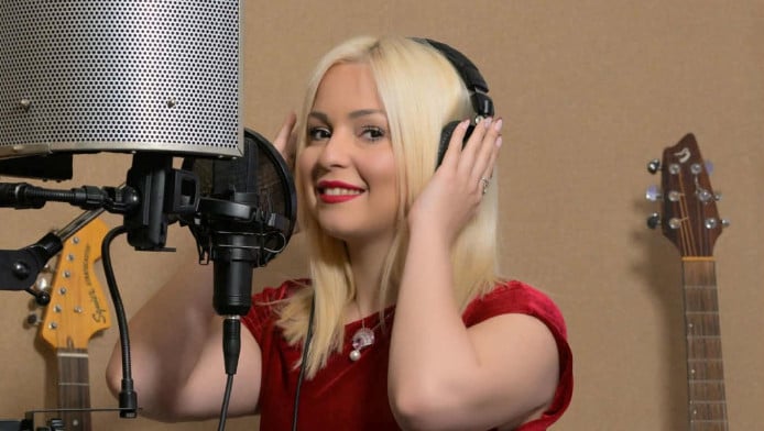 Η Κυριακή Δερέμπεη τραγουδάει τη "Μοίρα Μου"