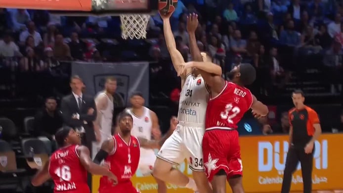 Επικό poster κάρφωμα του Καμένιας στον Νίμπο! (ΒΙΝΤΕΟ)