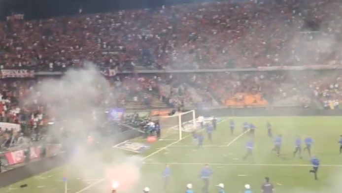 Απίστευτο ξύλο σε αγώνα ποδοσφαίρου - "Ντού" στον αγωνιστικό χώρο! (ΒΙΝΤΕΟ)