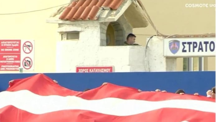 Στρατιώτης… θεατής από τη σκοπιά! Το ιδιαίτερο στιγμιότυπο στη Σύρο (Vid)