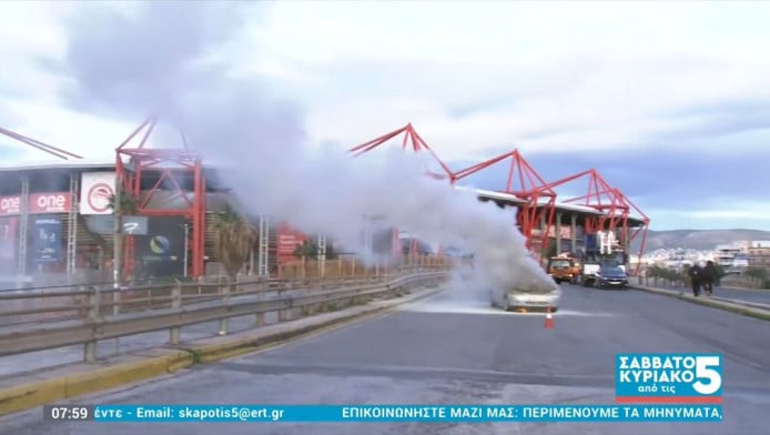 Πήρε φωτιά αυτοκίνητο έξω από το "Καραϊσκάκης"! (ΒΙΝΤΕΟ)