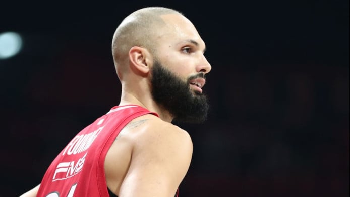 Πλήθος αποδοκιμασιών σε Φουρνιέ και σύνθημα με γαλλικά (ΒΙΝΤΕΟ)