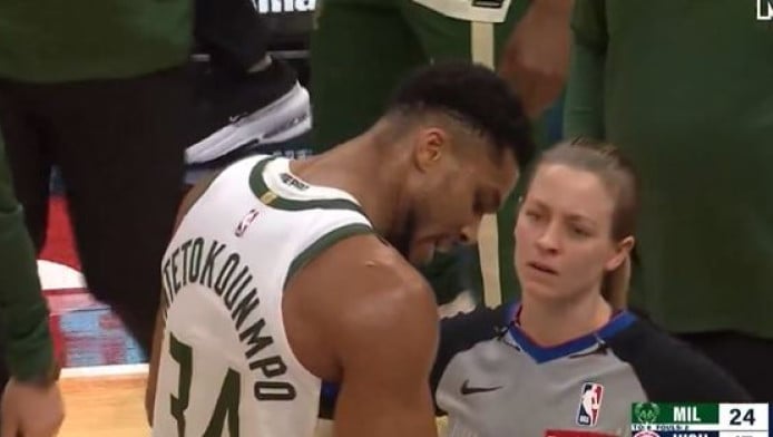 Σφυρίξτε φάουλ: Έδειχνε τις πληγές στα χέρια του ο Αντετοκούνμπο (ΒΙΝΤΕΟ)