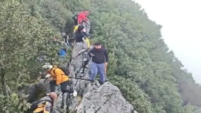 Έπεσε από γκρεμό 40 μέτρων για μια selfie – Καρέ καρέ η στιγμή