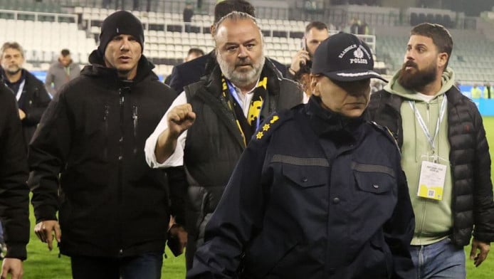 Συνθήματα κατά Ηλιόπουλου μετά το ντέρμπι - Αντίδρασή του (vid)