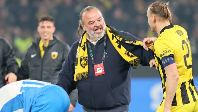 Έδειξε τον φάκελο! Τεράστιο πριμ Ηλιόπουλου στα αποδυτήρια της ΑΕΚ (ΒΙΝΤΕΟ)