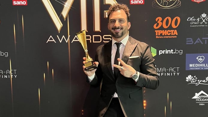 Ο Έλληνας τραγουδιστής που «σαρώνει» τα βραβεία στο εξωτερικό!