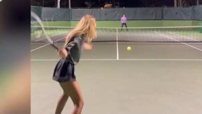 Παίζει τένις με τακούνια και... τρελαίνει το διαδίκτυο (ΒΙΝΤΕΟ)