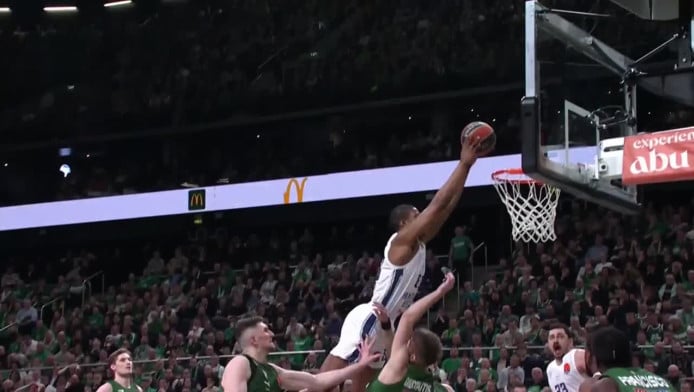 Απίθανο κάρφωμα του Κάι Τζόουνς - Πέταξε στο καλάθι (ΒΙΝΤΕΟ)