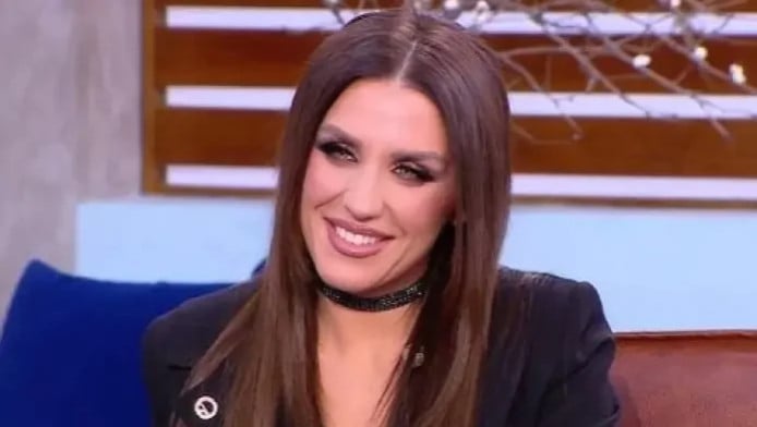 Έξαλλη με θαμώνα η Ιουλία Καλλιμάνη - Απομακρύνθηκε βρίζοντας (Vid)