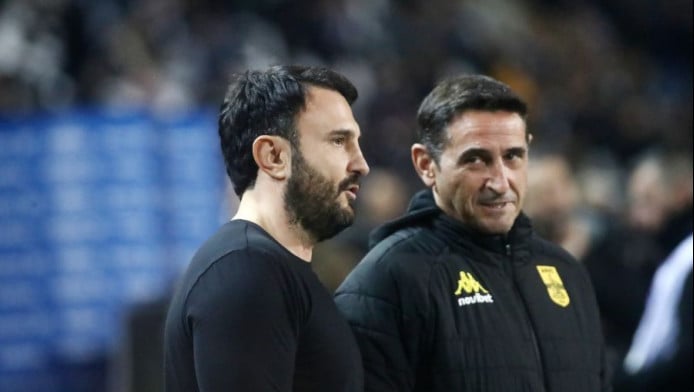 Στα αποδυτήρια του Άρη ο Καρυπίδης - Συνομιλία με Χιμένεθ & παίκτες 