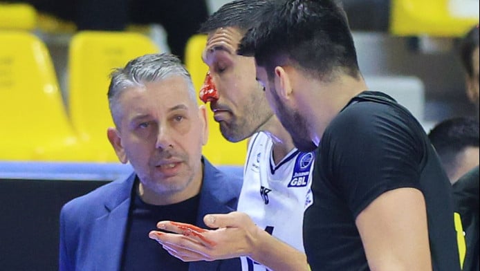 Μέσα στα αίματα ο Κασελάκης - Έσπασε τη μύτη του (ΒΙΝΤΕΟ)