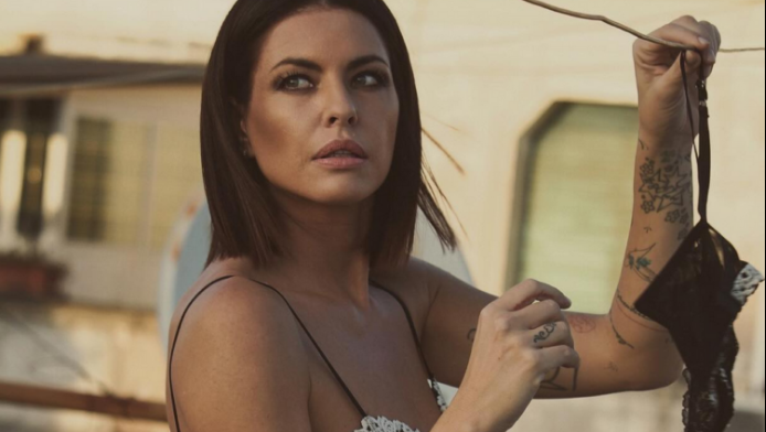 Καθηλωτικό βλέμμα - Η τηλεπερσόνα με την πιο άγρια ομορφιά (ΦΩΤΟ)