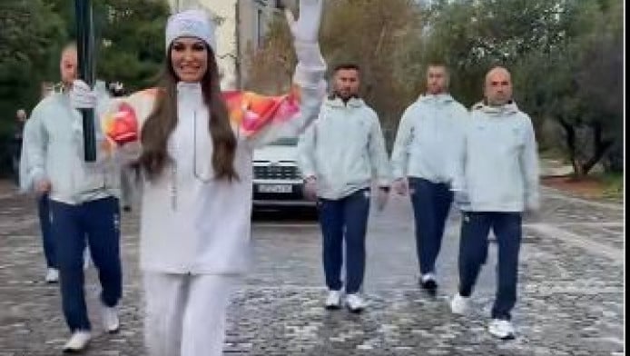 Λαμπαδηδρόμος στην Αθήνα η Κίμπερλι Γκίλφοϊλ (ΒΙΝΤΕΟ)