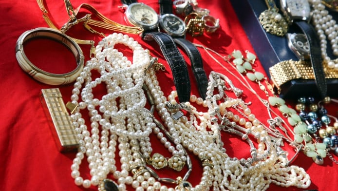 Γυναίκα έκλεψε κοσμήματα αξίας 44.500 ευρώ και τα πούλησε για 1.500 ευρώ!