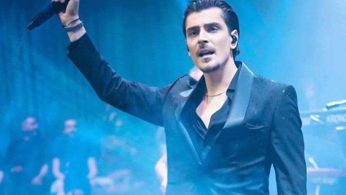 Εντυπωσιακό live medley με έξι τραγούδια από τον Λευτέρη Κρίκη!