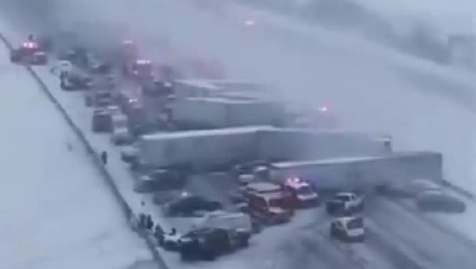 Χάος: Καραμπόλα 50 οχημάτων σε αυτοκινητόδρομο μετά από χιονόπτωση! (Vid)