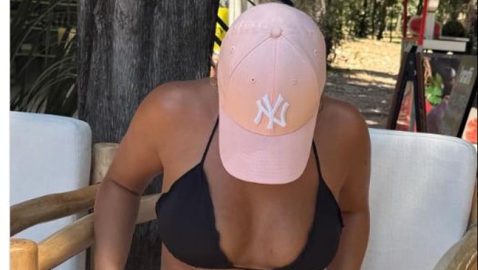 Μια μαζορέτα εμφανίστηκε στον αγώνα και όλοι κοιτούσαν (ΦΩΤΟ)