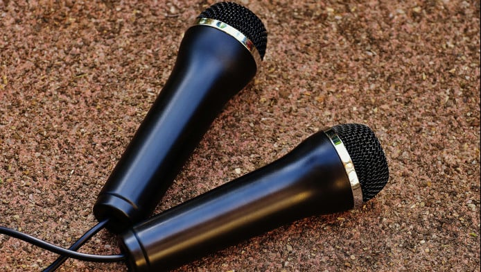 Αυτός είναι ο τραγουδιστής που καταγγέλλουν για βιασμό συναδέλφου του