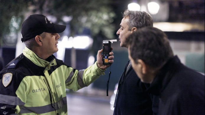 Σε μπλόκο Τροχαίας ο Μητσοτάκης: Έκανε αλκοτέστ για να δει πώς γίνεται (Vd)