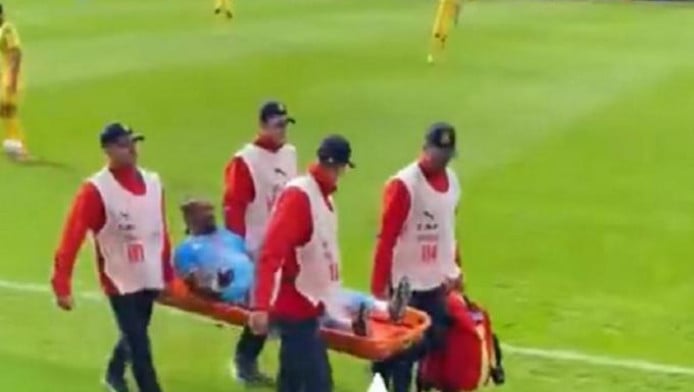 Παίκτης ανέβηκε στο φορείο για να γλιτώσει την κόκκινη (ΒΙΝΤΕΟ)