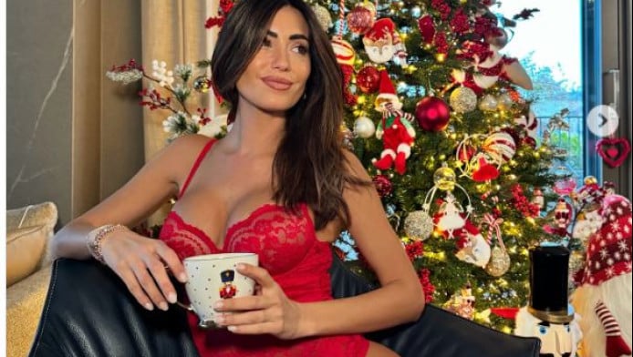 Σύζυγός ποδοσφαιριστή φωτογραφήθηκε μπροστά στο δέντρο με εσώρουχα (ΦΩΤΟ)