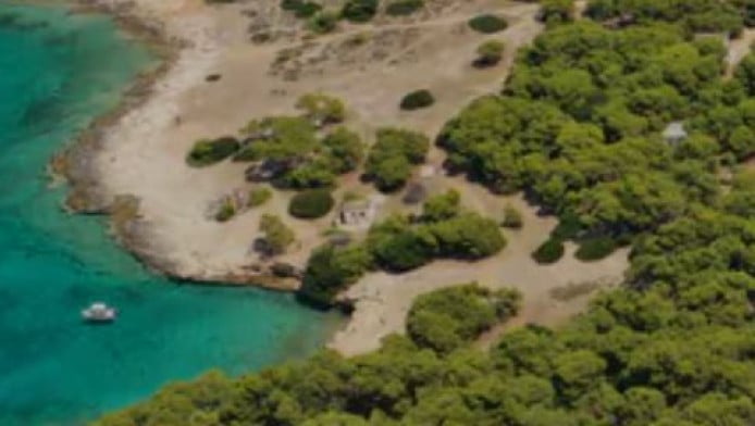 Το νησί δίπλα στην Αθήνα με τους πιο περίεργους κατοίκους