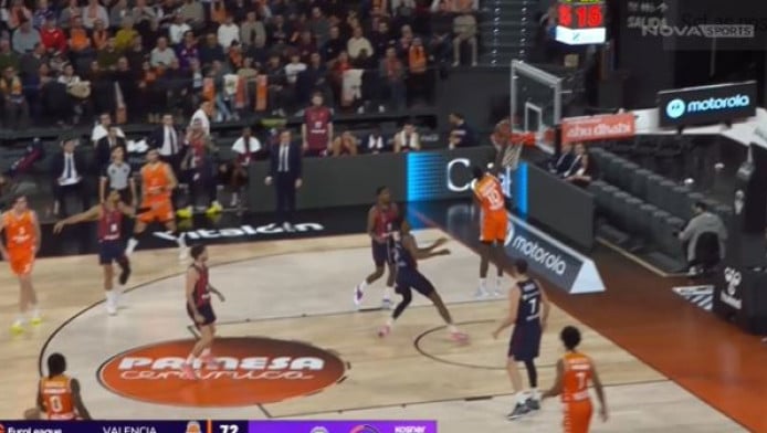 Εκπληκτικό κάρφωμα του Μουρ - Πέταξε ο γκαρντ της Βαλένθια (ΒΙΝΤΕΟ)