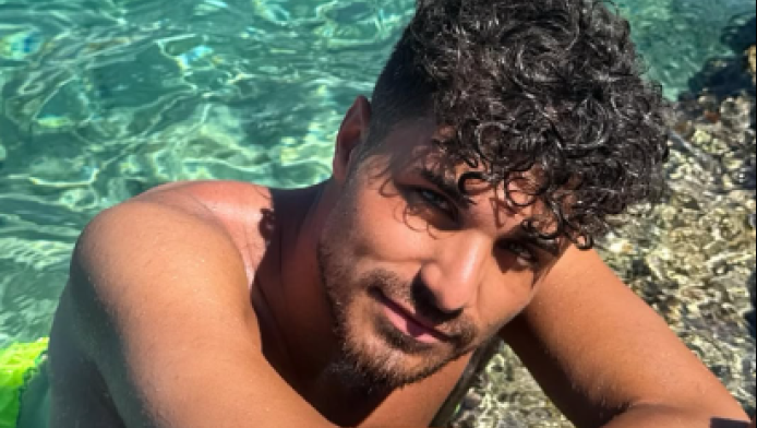 Ποιος είναι ο τραγουδιστής που κατήγγειλε τον Μαζωνάκη για ασέλγεια