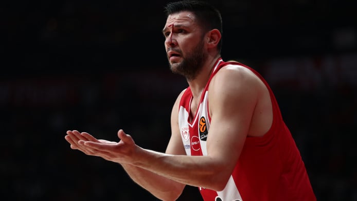 Στα αποδυτήρια με αίματα ο Παπανικολάου! (ΒΙΝΤΕΟ)