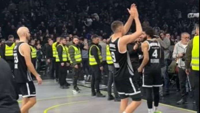 Αποδοκιμασίες και ένταση στην Παρτιζάν - Πέταξαν αναπτήρες (ΒΙΝΤΕΟ)