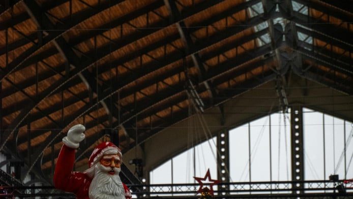 Ο Άγιος Βασίλης έρχεται για τους συνταξιούχους! Τα 4 δώρα που φέρνει