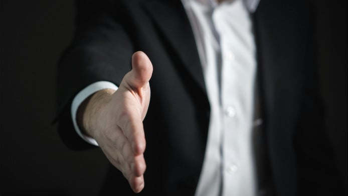 Ο μυστηριώδης ξένος επενδυτής που έχει αγοράσει δεκάδες ελληνικές εταιρείες