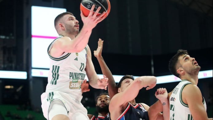 Δικό του το ρεκόρ! Ο Ρογκαβόπουλος έγραψε ιστορία με τα 12 τρίποντα (vid)