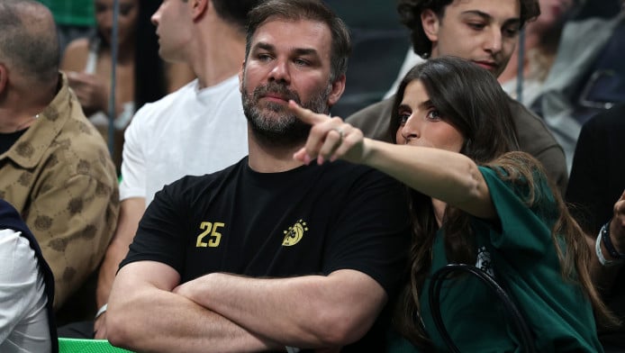 Άγριο επεισόδιο με Σαμπάνη έξω από το μαγαζί που τραγουδάει η Ζήνα 