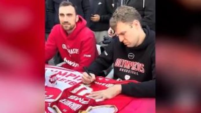 Άγιοι Βασίληδες οι παίκτες του Ολυμπιακού (ΒΙΝΤΕΟ)