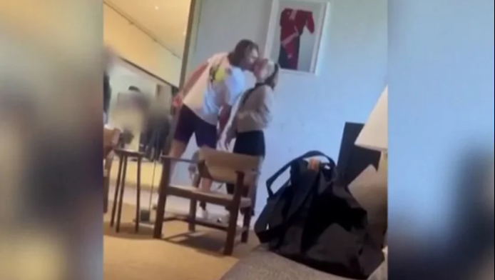 Στέφανος Τσιτσιπάς: Αυτή είναι η νέα του σύντροφος – Τα καυτά φιλιά (Vid)