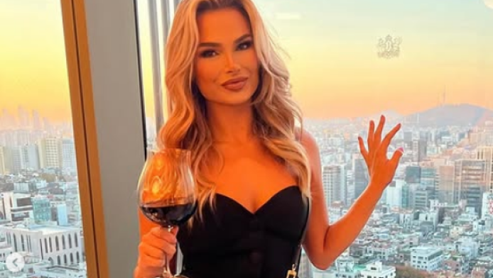 Ξεσήκωσε το ΣΕΦ με σούπερ μίνι ο… ξανθός άγγελος της Κίμπερλι και Τραμπ!