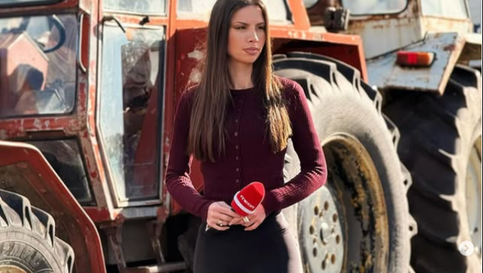 Η φωτογραφία που σάρωσε όμορφης δημοσιογράφου του MEGA στα μπλόκα Αγροτών!