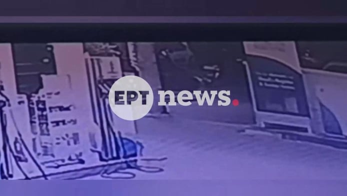 Βίντεο ντοκουμέντο: Η στιγμή που ο μοτοσικλετιστής συγκρούεται με το τρόλεϊ